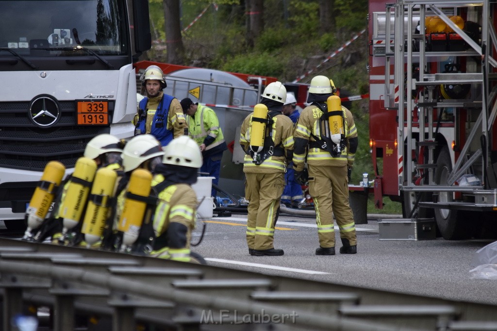 VU Gefahrgut LKW umgestuerzt A 4 Rich Koeln Hoehe AS Gummersbach P186.JPG - Miklos Laubert